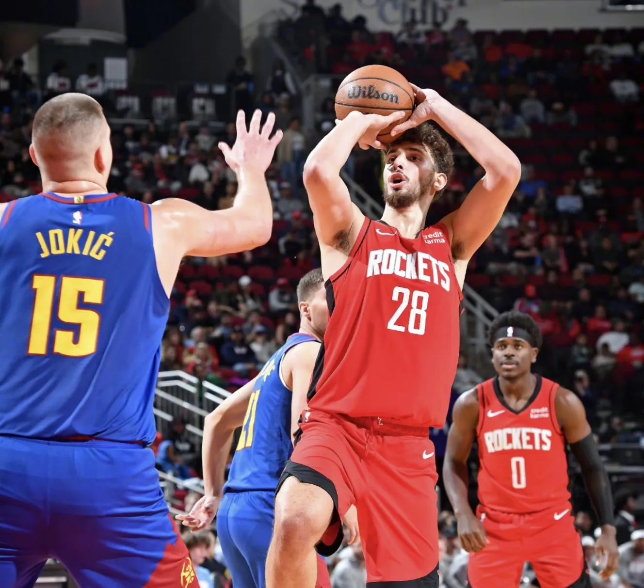 火箭在主场击败雄鹿，取得胜利