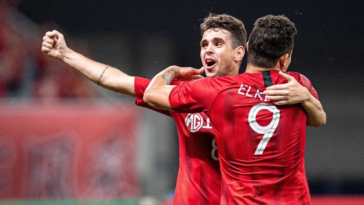 包含上港队员备战浦项欲取得重要胜利的词条