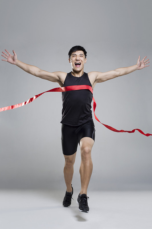 运动员们激情拼搏，为了梦想奋力冲刺