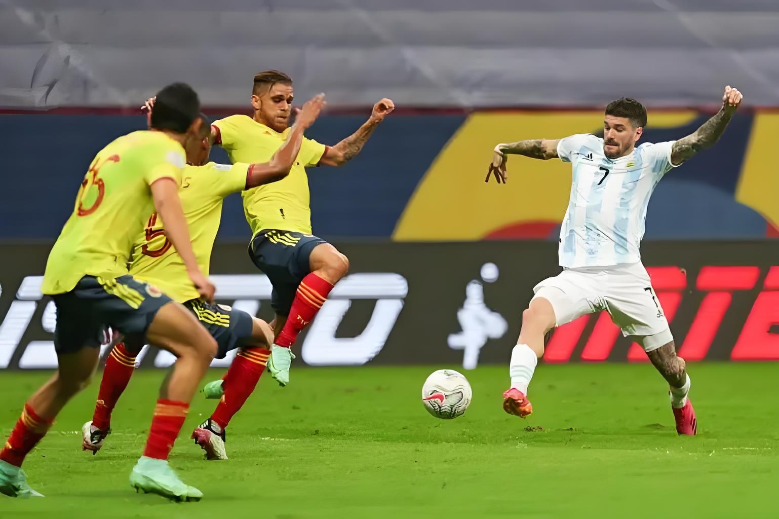 足球比赛实况直播，精彩对决上演