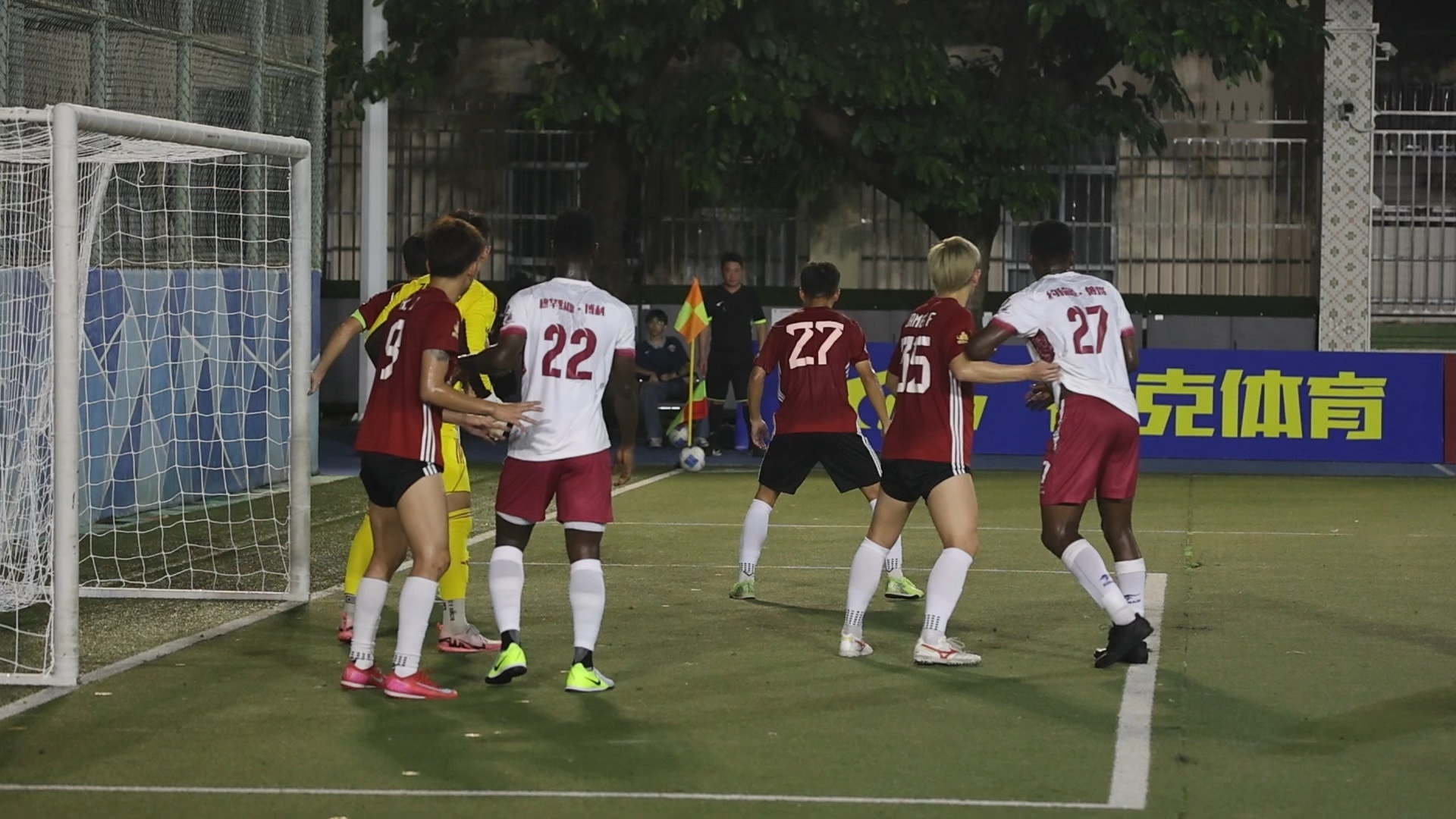 足球比赛邂逅浪漫，球场上演故事传奇的简单介绍